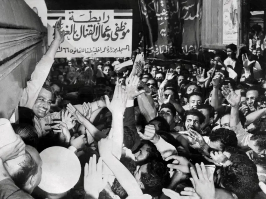 le 29 octobre 1954, la foule accueille le colonel Gamal Abdel Nasser lors de son entrée à la gare du Caire (AFP)